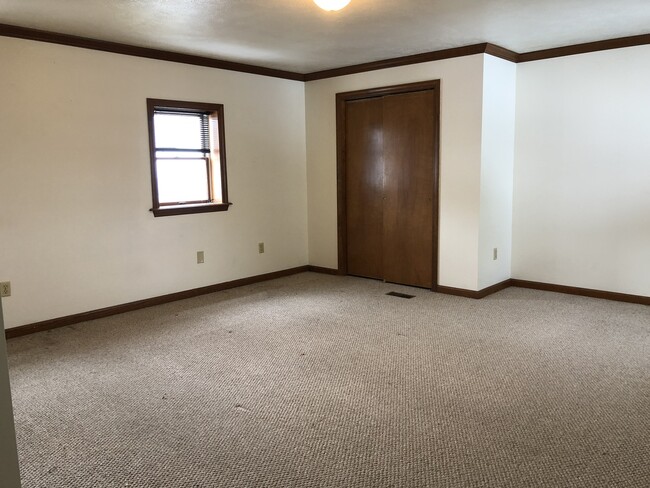Building Photo - Spacious 2 BED/2 Bath -Off Street Parking!!