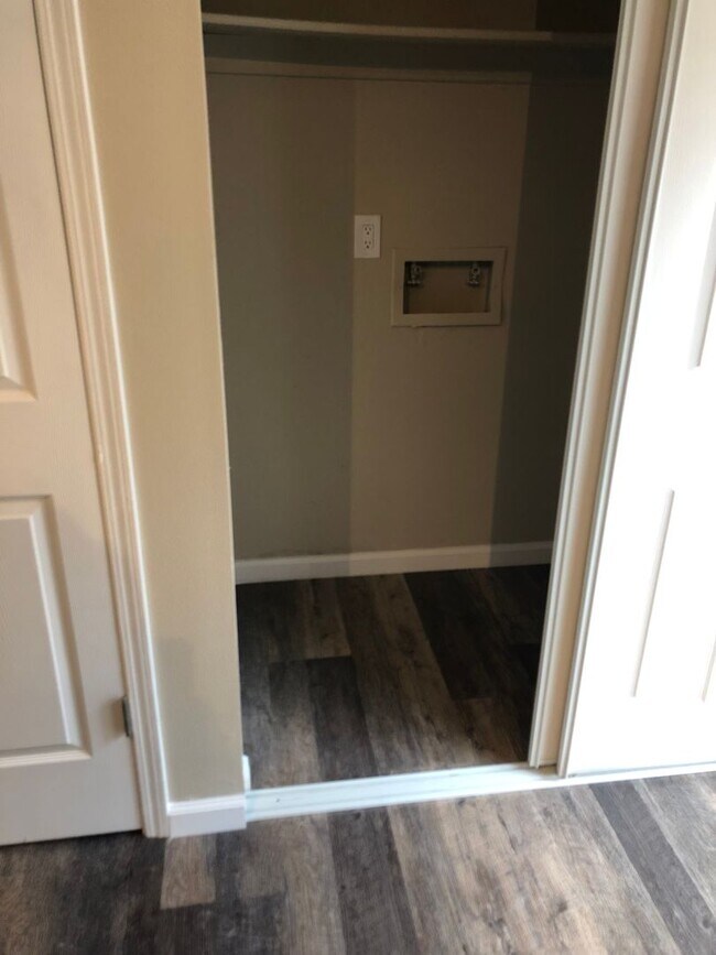 Building Photo - Spacious 2-Bed, 2-Bath Fourplex Unit in Prime Location!