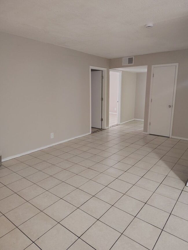 Building Photo - COMING SOON - Recently updated 2 bed -1 bath aprox 800 sq ft 2nd and Montano