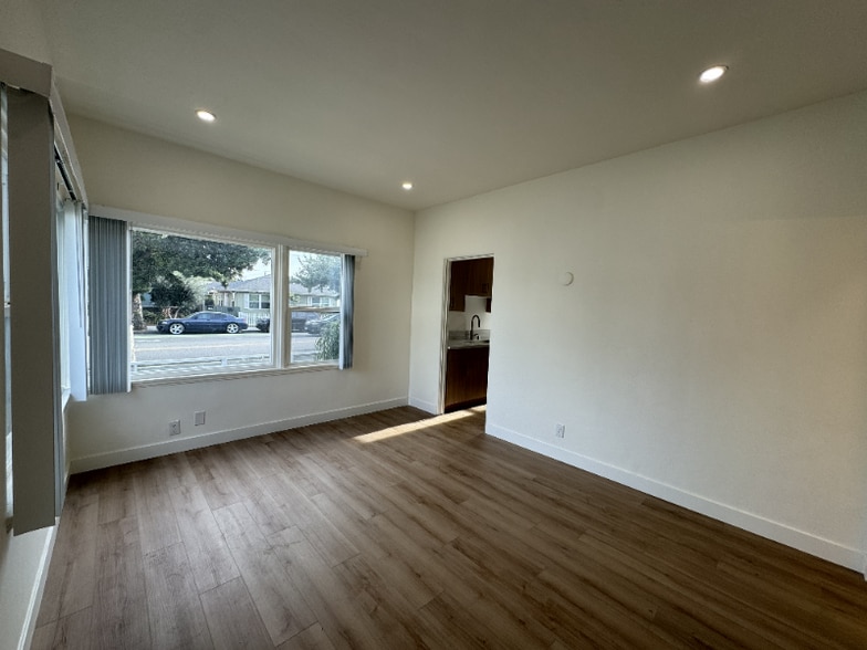 Building Photo - 2317 Ocean Park Blvd