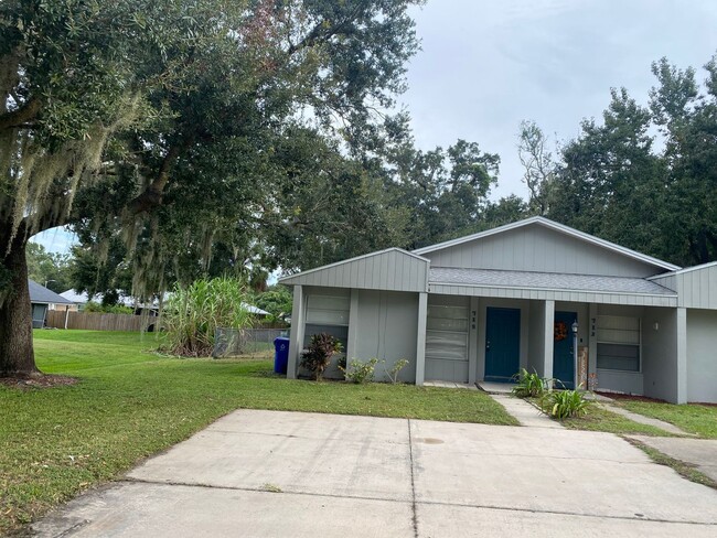 Building Photo - Nice 2 Bedroom 2 Bath duplex in Lakeland