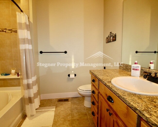 Building Photo - Incredible Townhome