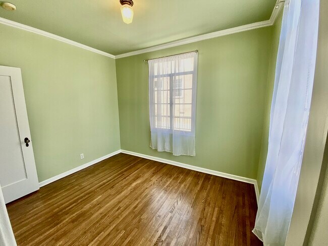 Back Bedroom - With Closet - 2818 Griffith Park Blvd
