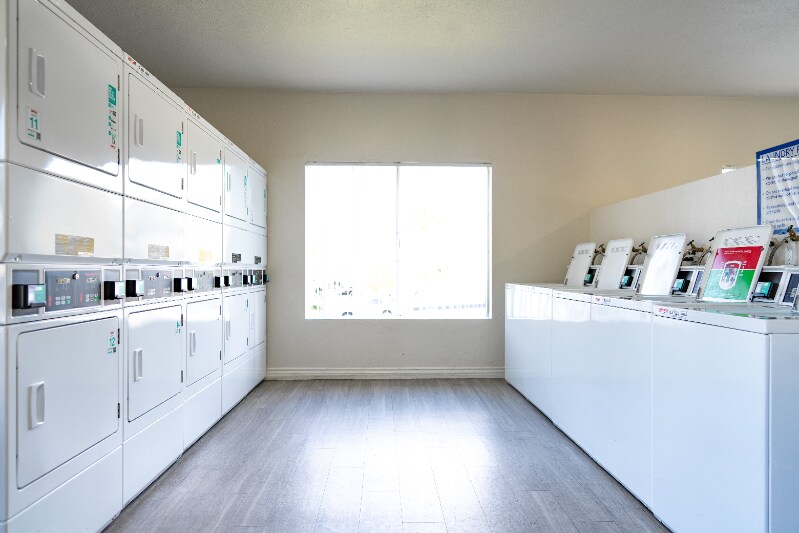 Building Photo - 800 E Bobier Dr