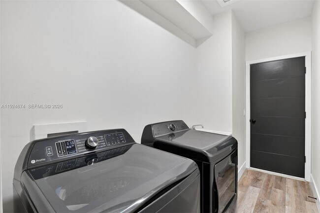 Building Photo - 710 Bedford Point Ave