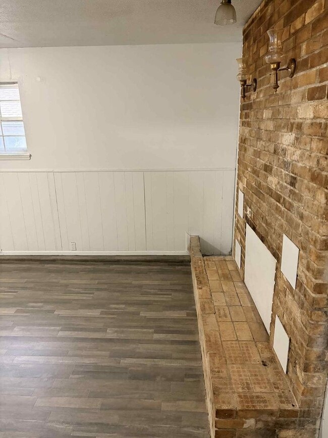 Building Photo - CHARMING 3 BEDROOM / 1 BATHROOM HOUSE IN J...