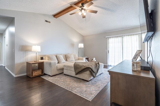 Building Photo - 9 Jordan Ln