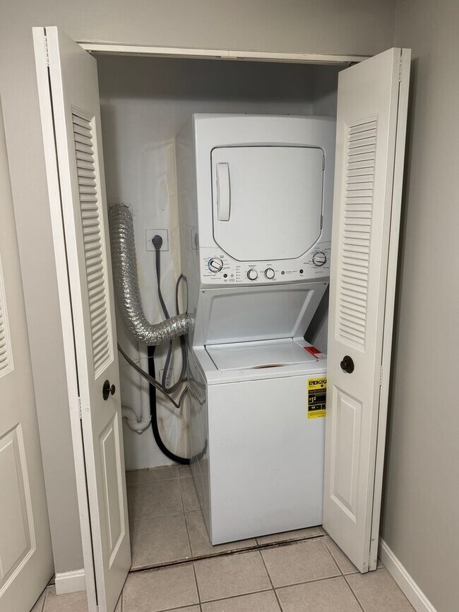 Building Photo - 2 Bedroom Condo for Rent - Tyngsboro