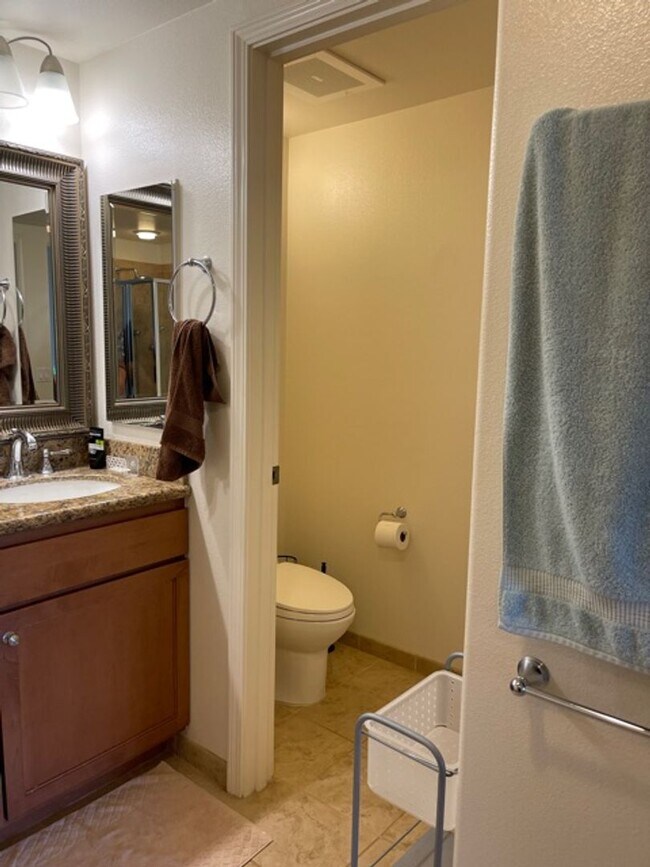 Building Photo - Gorgeous like new Premier condo in S. Kihe...