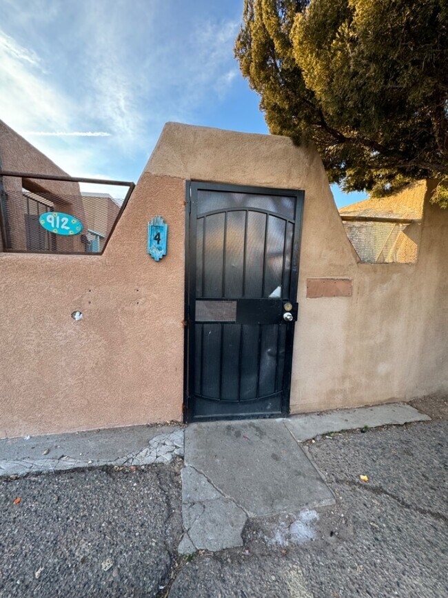 Building Photo - 912 San Pedro Dr SE