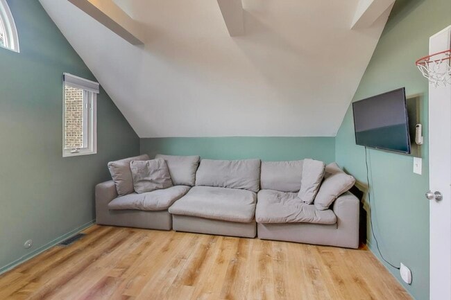 Building Photo - 3536 N Marshfield Ave