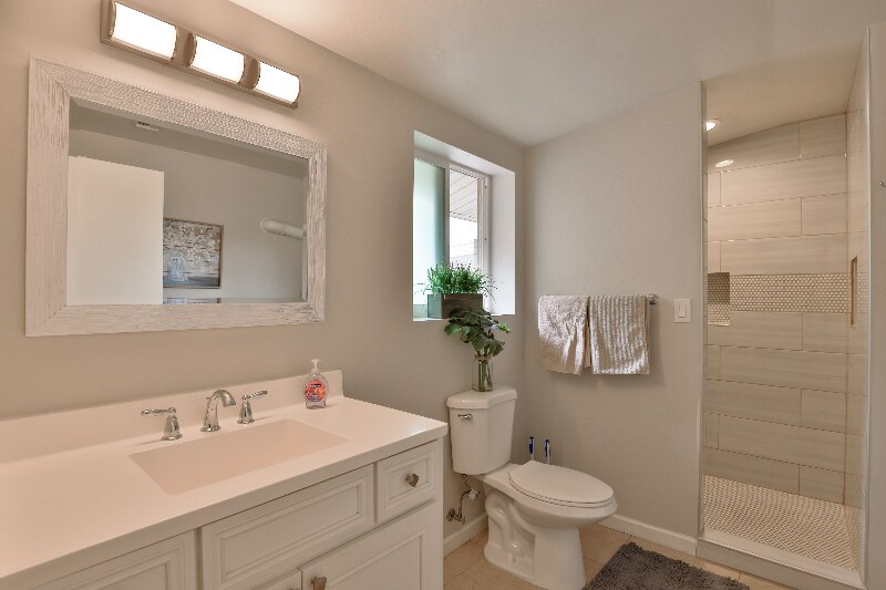Building Photo - 2615 W Corrine Dr