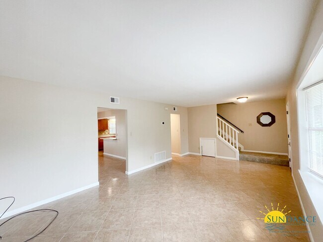 Building Photo - Beautiful 3 Bedroom Townhouse Close to Both Bases!