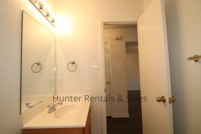 Building Photo - Heights Duplex!