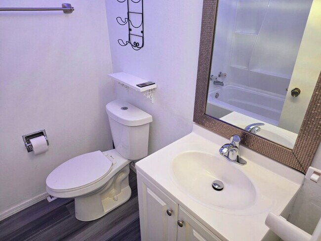 Building Photo - 320 34th St