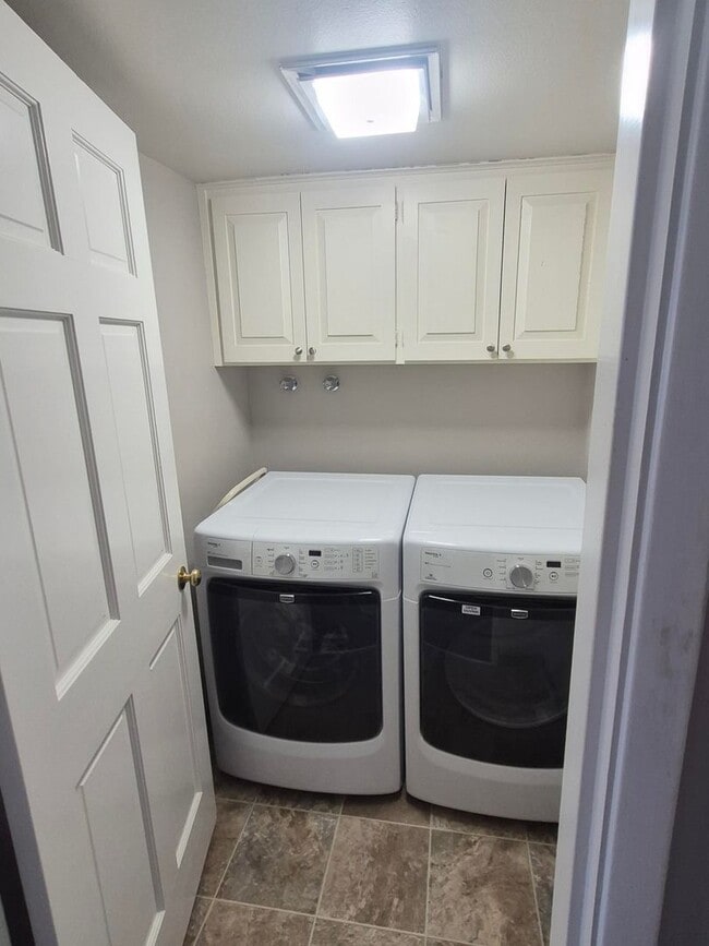 Building Photo - Spacious 2 Bedroom Condo for Rent in the Fairhaven Neighborhood