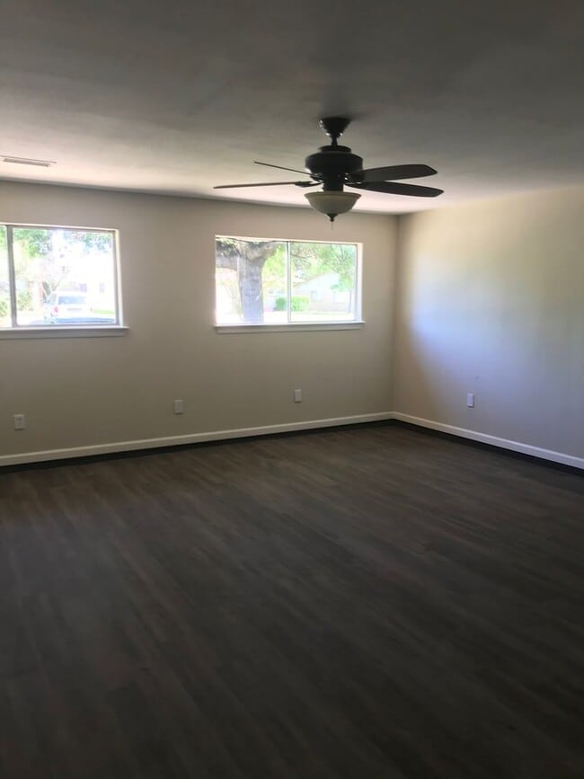 Building Photo - 3 Bedroom / 2 Bath