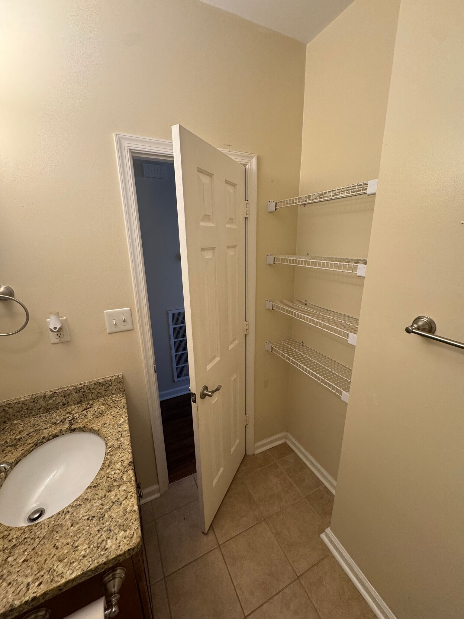 Building Photo - 310 Primrose Ln