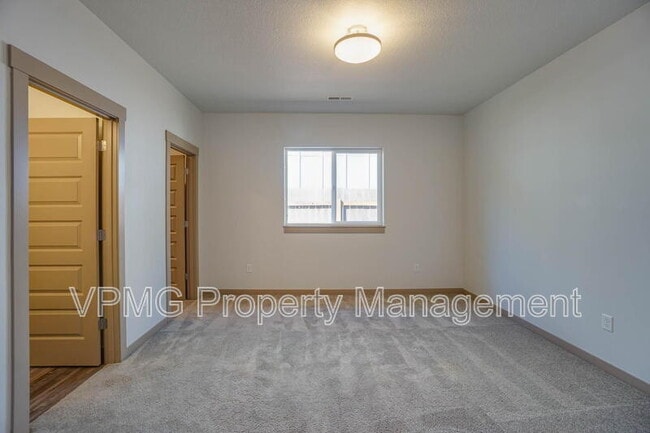 Building Photo - 13801 NE 33rd Cir