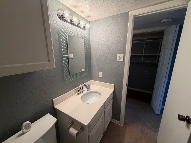 Building Photo - Room in Condo on Wedglea Dr