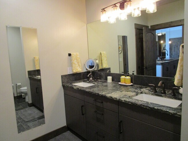 Building Photo - Delightful Monterra 2 Bed 2 Bath Condo wit...