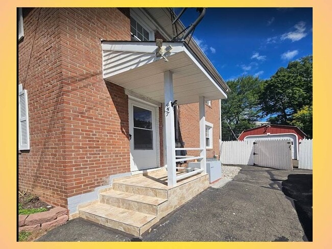 Building Photo - 457 Mill St