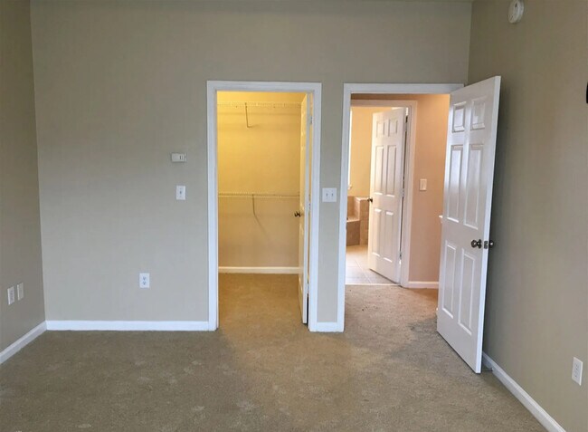 Building Photo - 1055 Park Row N