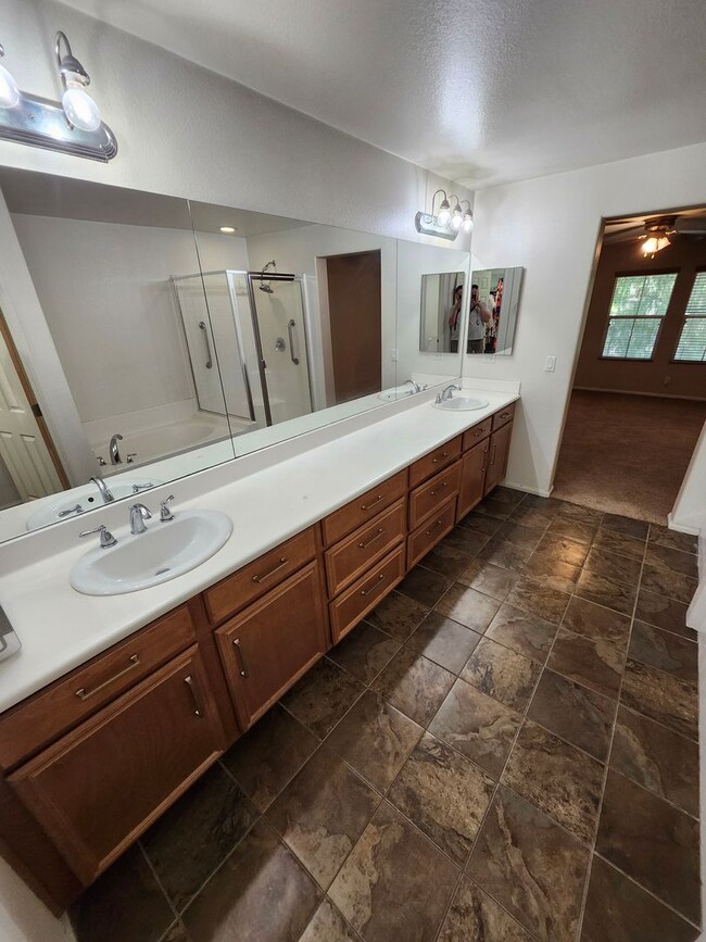 Building Photo - Beautiful two-story townhouse in Fontana G...