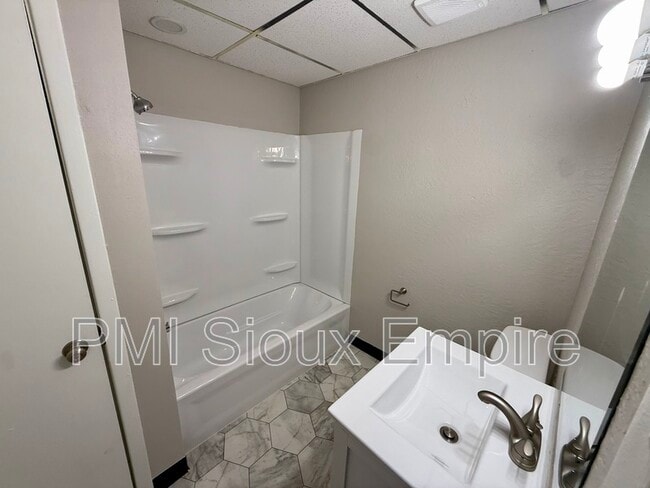 Building Photo - 316 N Sherman Ave