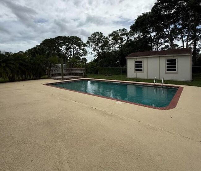Building Photo - 3 Bedroom 2 Bath 2 Car garage pool home fo...