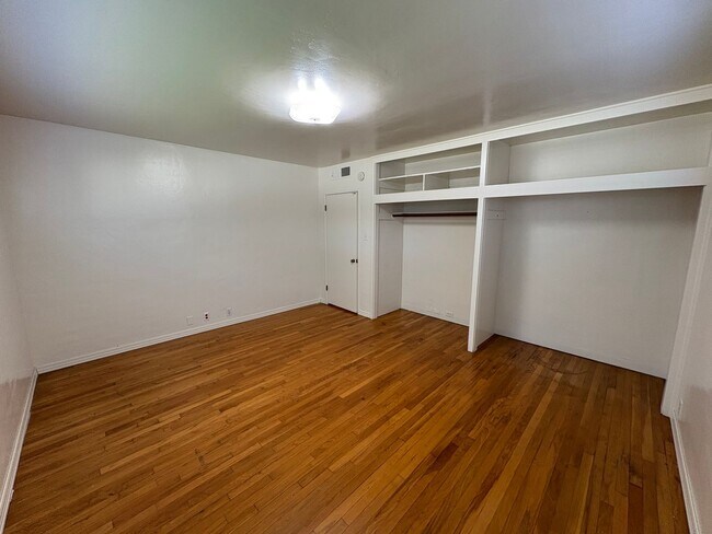 Building Photo - Visalia 2 Bed 2 Bath available now.