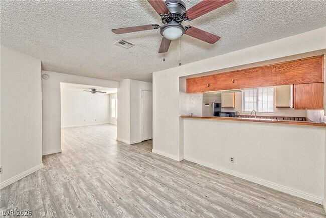 Building Photo - 2080 E Karen Ave