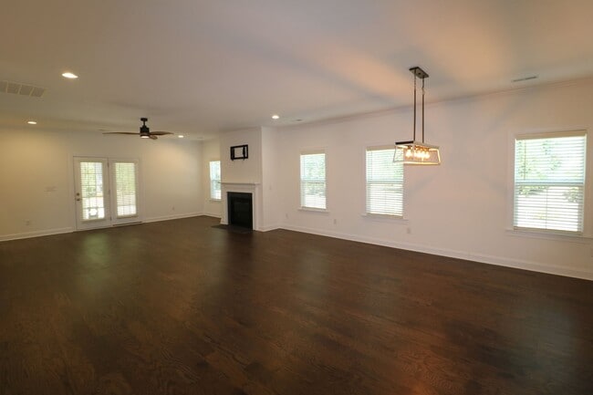 Building Photo - 772 Gibb St