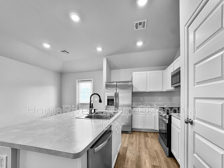 Building Photo - 1221 S Brk Dr