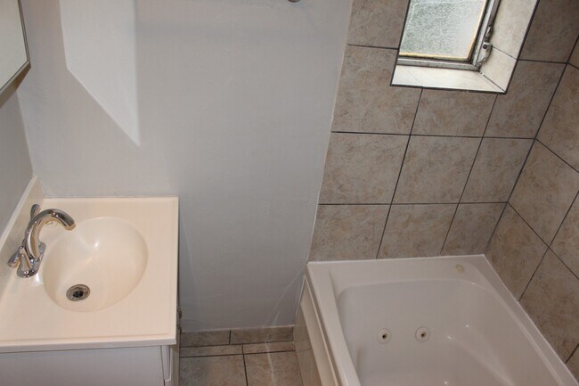 Building Photo - 500 W North Ave