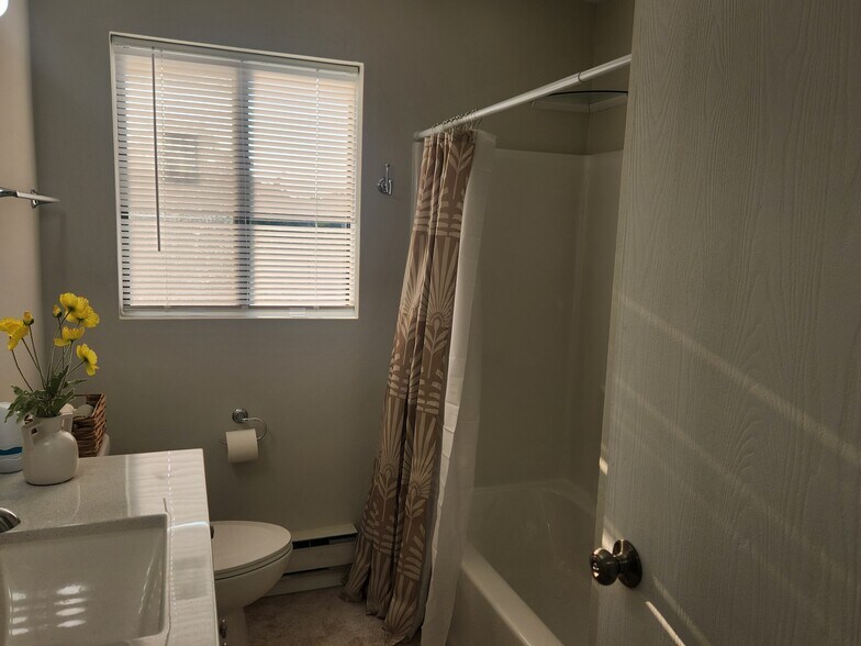 Building Photo - 423 Berkshire Dr