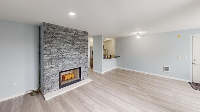 Building Photo - Luxury Condo, Close To Nike & Intel, Detac...