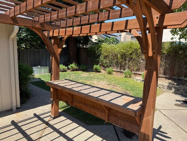 Building Photo - Updated 2 Bed + Loft / 2 Bath Home in Desi...