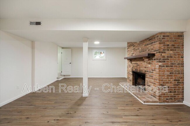 Building Photo - 4015 Shady Oak Dr