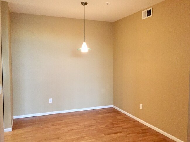 Building Photo - Stunning Condo in Town Center Terrace!