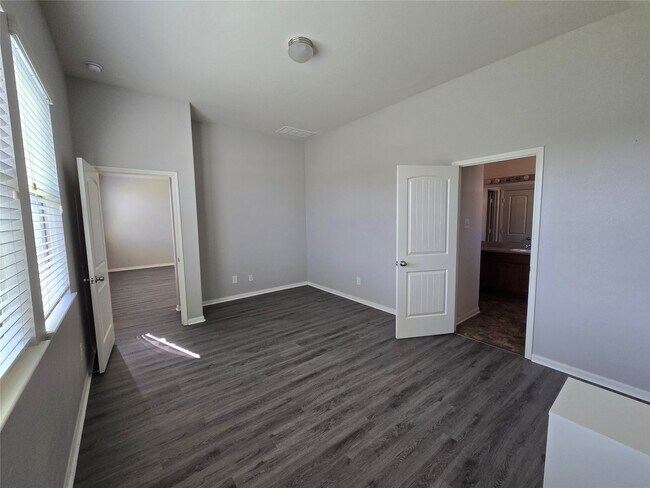 Building Photo - 107 Piney Pathway