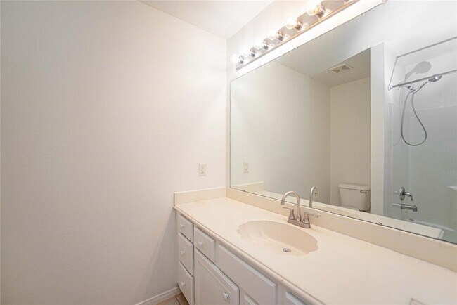 Building Photo - 1 Lake Forest Ct