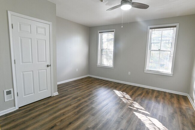 Building Photo - Large 3 Bedroom Single Family Home on Fors...