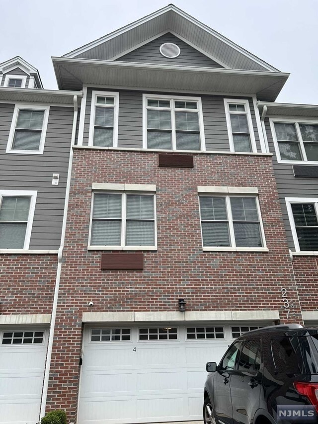 Primary Photo - 237 Lincoln Ave