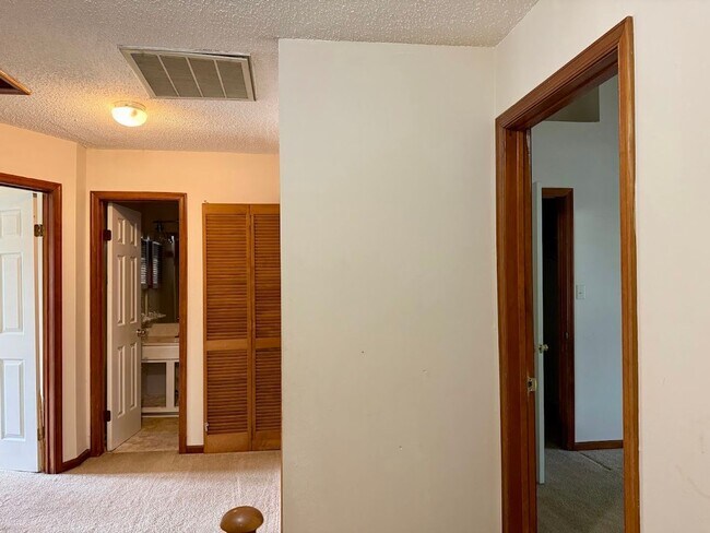 Building Photo - Stunning 3-bedroom Townhome in Heart of Vi...