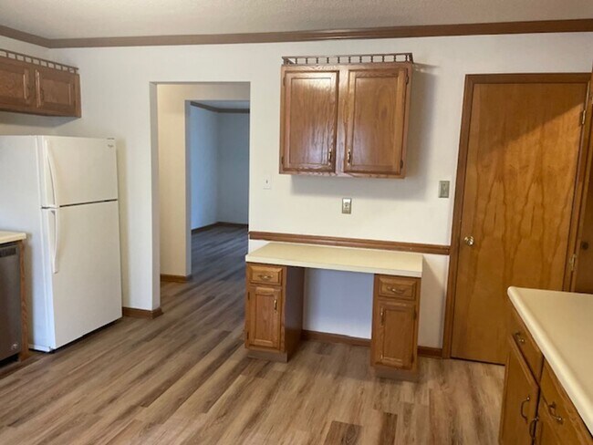 Building Photo - Knoxville 37912 - 2 bedroom 1.5 bath condo - call Howard Grower 865-705-0969