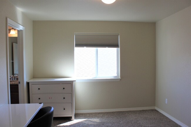Building Photo - 835 Pistol River Way