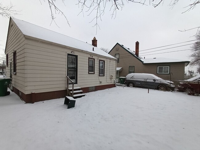 Building Photo - 2 Bedroom 1 Bathroom Eastpointe Ranch Home...