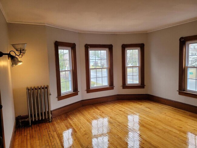 Building Photo - 2060 Elm St