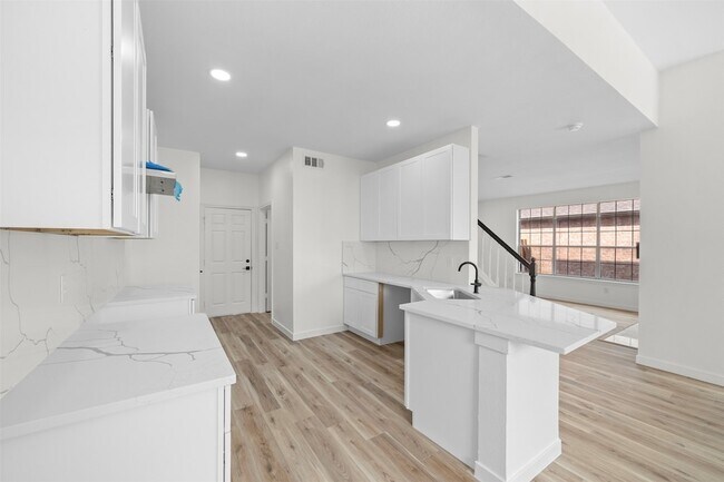 Building Photo - 945 Azalia Dr